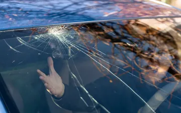 Munkahelyén vagy telephelyén, Urin, kicseréljük sérült szélvédőjét